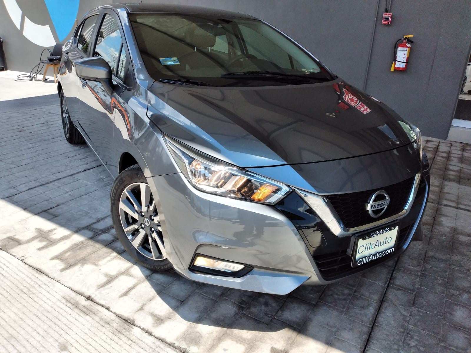 2022 Nissan VERSA ADVANCE CVT 22 in Gris — front three-quarter view