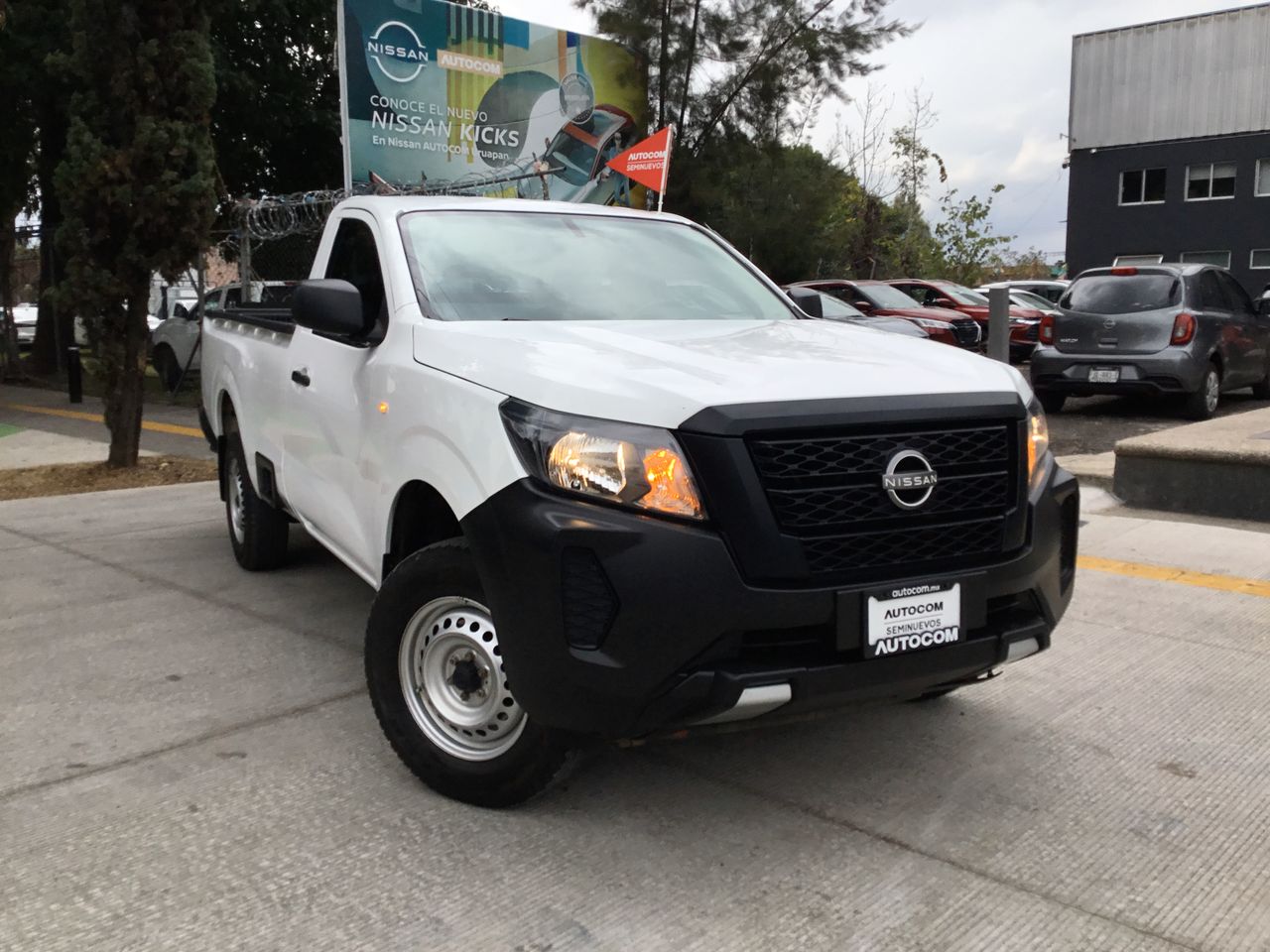 2023 Nissan FRONTIER PICK UP TM AC 23 in Blanco — front three-quarter view